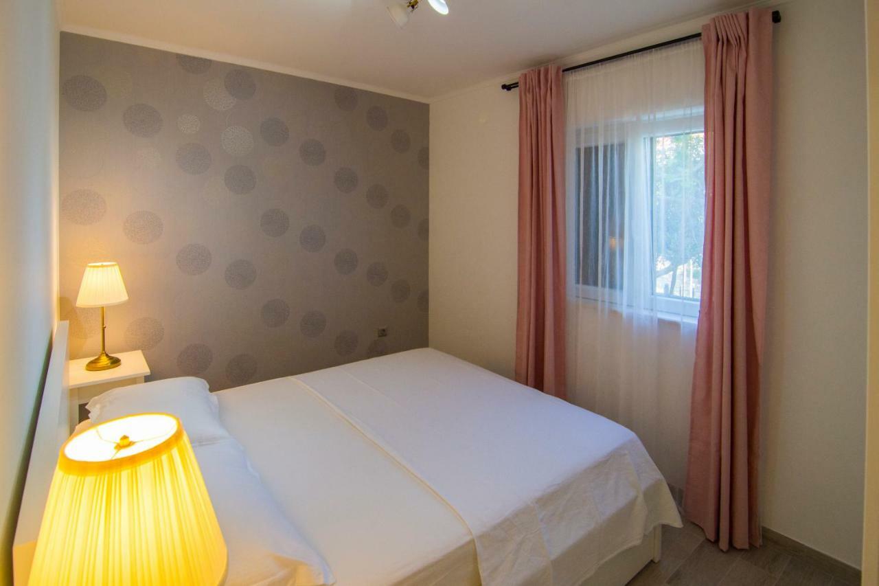 Apartments Pina Бол Екстериор снимка