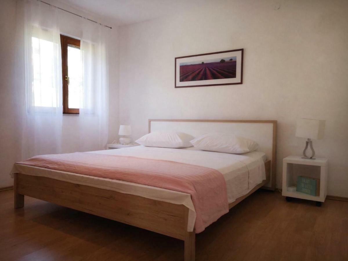 Apartments Pina Бол Екстериор снимка