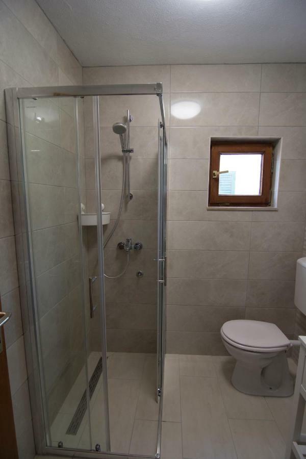 Apartments Pina Бол Екстериор снимка