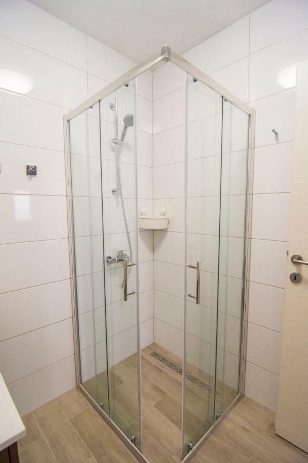 Apartments Pina Бол Екстериор снимка