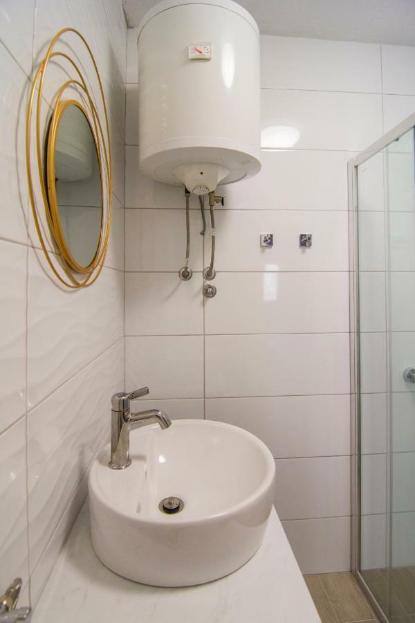 Apartments Pina Бол Екстериор снимка
